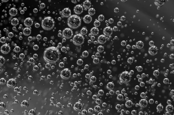 Air bubbles in a liquid. Abstract black-and-white background. — Stock Photo, Image