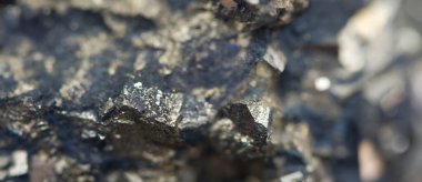 Demir cevheri külçe dokusu. Koyu kristal arka plan. Sancak biçimi