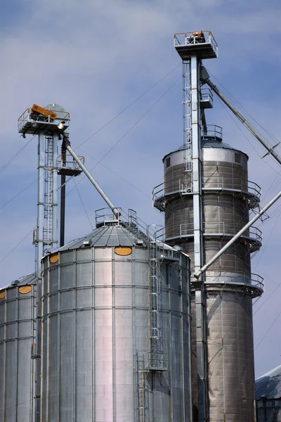 Elevador de grãos e Silos — Fotografia de Stock