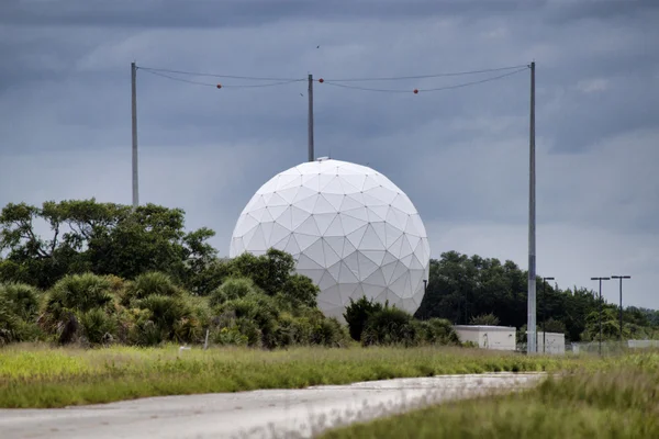 Startu sledovací stanice s geodetické krytem proti tmavnoucí obloze — Stock fotografie