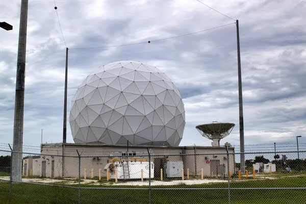 Estação de Rastreamento de Lançamento com Radome Geodésico Contra um Céu Escuro — Fotografia de Stock