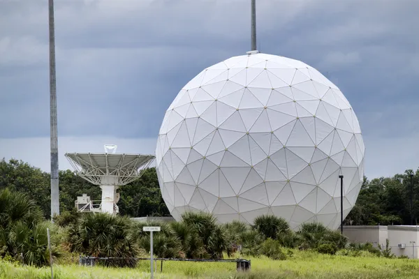 Lanzamiento de la estación de seguimiento con radar geodésico contra un cielo oscurecido —  Fotos de Stock