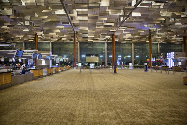 Contadores de billetes de avión dentro de un aeropuerto internacional . —  Fotos de Stock