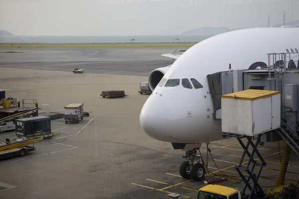 Tunga jet vid grinden på hong Kongs internationella flygplats — Stockfoto