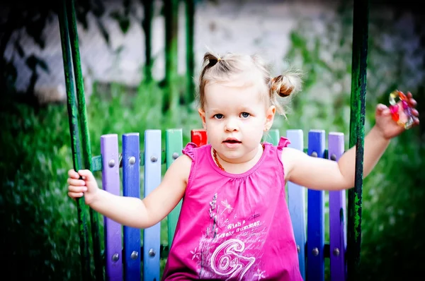 Portret van een schattig klein meisje — Stockfoto