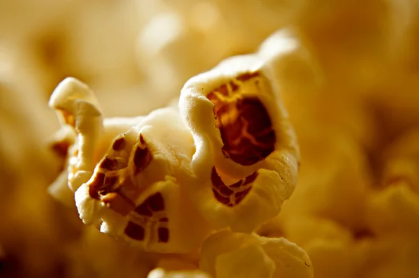 Close-up tiro de deliciosas pipocas recém-estaladas — Fotografia de Stock