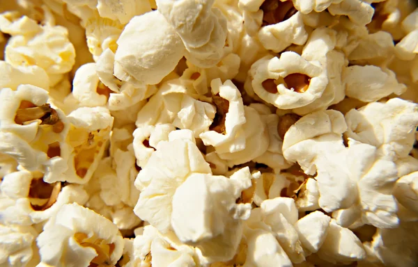 Nahaufnahme von köstlichem frisch geknalltem Popcorn — Stockfoto