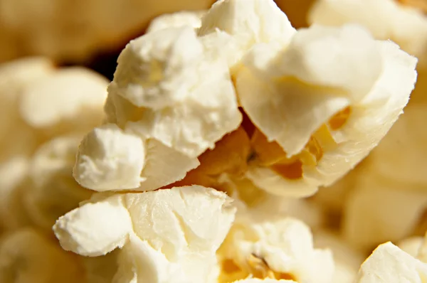 Close-up shot of delicious freshly popped popcorn — Stock Photo, Image