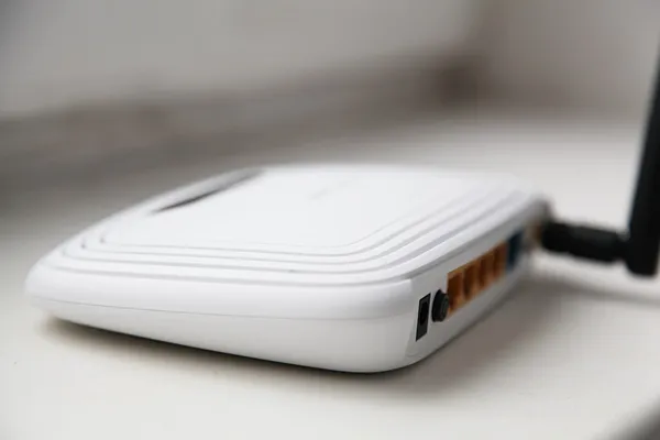 Router blanco sobre fondo blanco —  Fotos de Stock