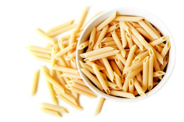 Beyaz arka plan üzerinde izole plaka pişmemiş makarna çeşitleri