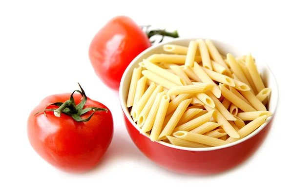 Πρώτες ιταλικά ζυμαρικά με φρέσκια ντομάτα στο πιάτο που απομονώνονται σε λευκό φόντο — Φωτογραφία Αρχείου