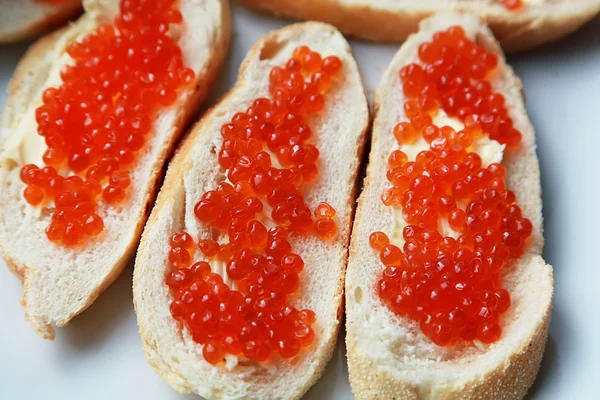 Sandwich con caviar. Snack de celebración . — Foto de Stock