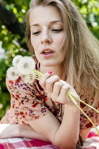 Young woman having fun with dandelion — Stock Photo, Image