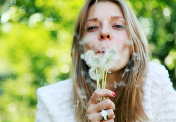 Young woman having fun with dandelion — Stock Photo, Image