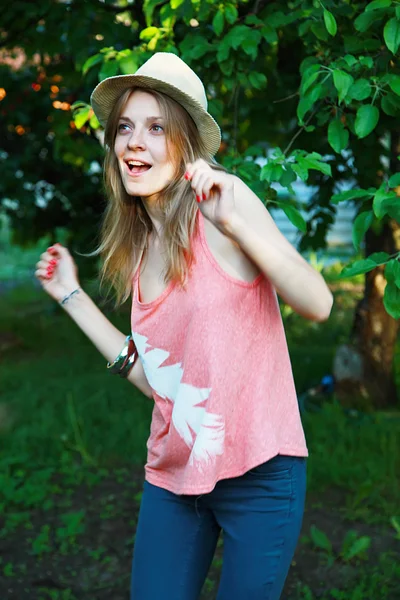 Mujer joven divirtiéndose con diente de león — Foto de Stock