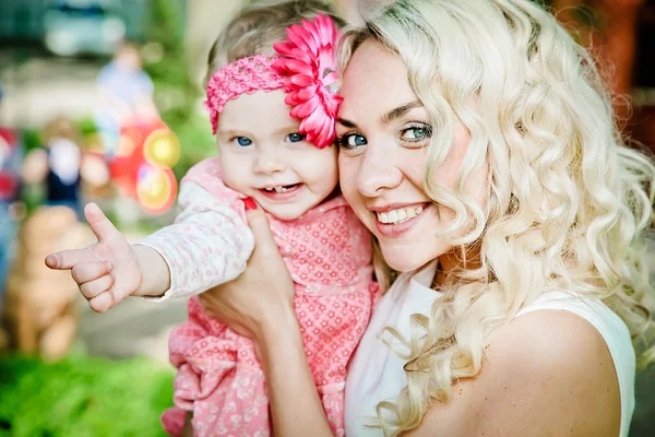 Porträtt av leende vacker ung kvinna och hennes lilla dotter — Stockfoto