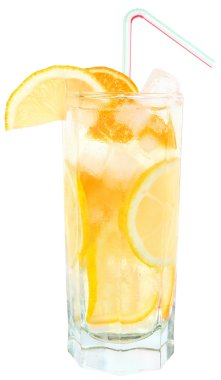 buz küpleri ve dilimlenmiş limon kokteyli