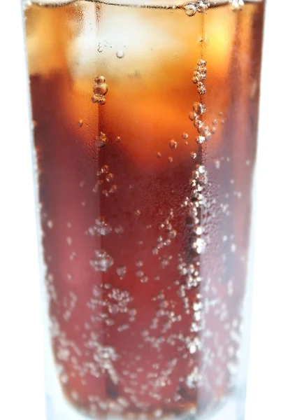 Cola minum dengan es di gelas menutup — Stok Foto