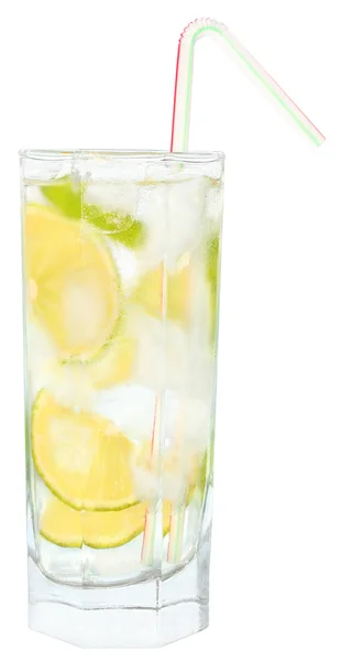 Cocktail com cubos de gelo e limão fatiado — Fotografia de Stock