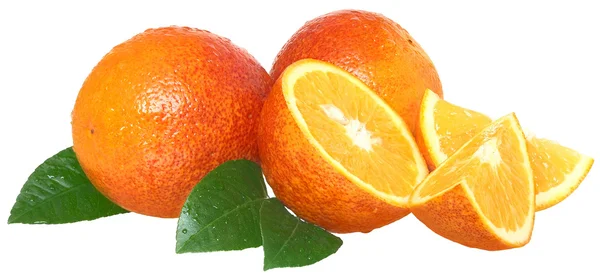 Нарізаний апельсин з листям крупним планом — стокове фото