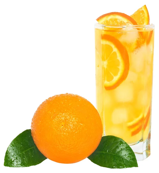 Cocktail met sinaasappelsap en ijsblokjes — Stockfoto