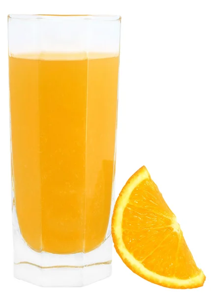 Vidro com suco de laranja e laranja fatiada — Fotografia de Stock