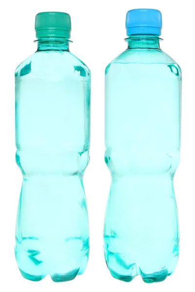 Duas garrafas verdes com água mineral refrigerante — Fotografia de Stock