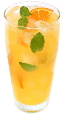 kokteyl portakal suyu ve buz küpleri ile yaprak nane dekore edilmiştir.