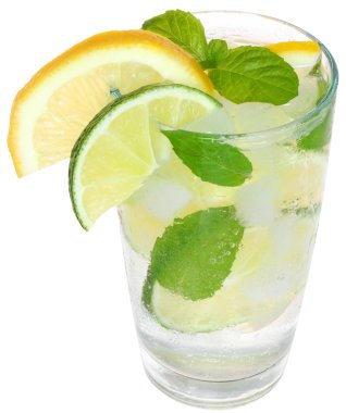 kireç ve buz küpleri ile kokteyl mojito