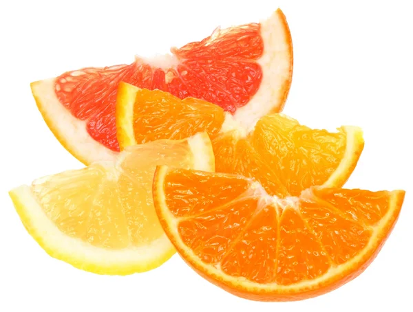 Plasterki pomarańczy, cytryny, grejpfruta i mandarynki. — Zdjęcie stockowe