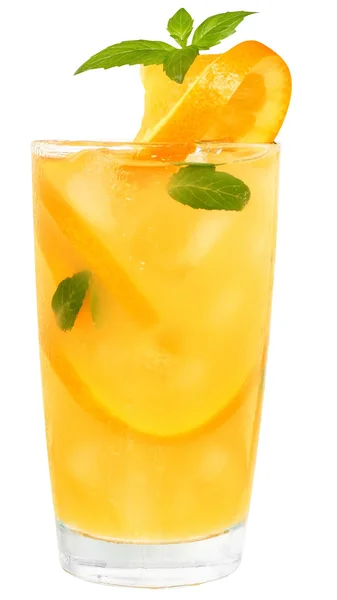 Cóctel con zumo de naranja y cubitos de hielo decorados con hoja de menta —  Fotos de Stock