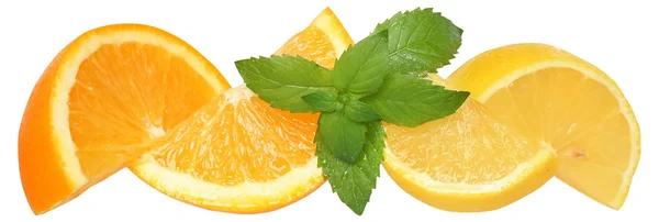 dilimlenmiş portakal ve limon nane yaprakları ile.