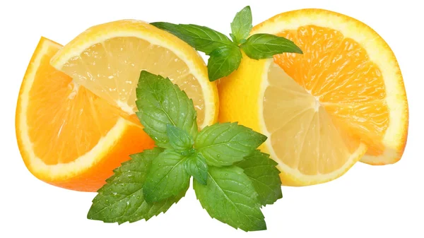 Arance affettate e limone con foglie di menta . — Foto Stock