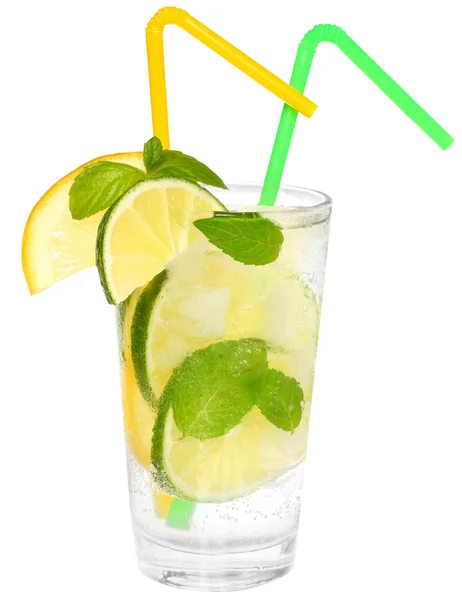 Cocktail mojito med lime och isbitar — Stockfoto