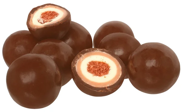 Bolas de chocolate caramelo con relleno de crema aislado — Foto de Stock