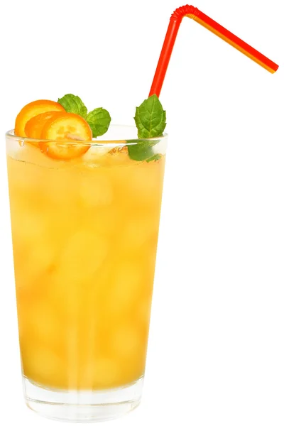 Sitruscocktail med appelsinjuice og skive kumquat – stockfoto