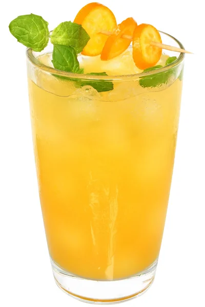Cóctel cítrico con zumo de naranja y rebanada de kumquat — Foto de Stock
