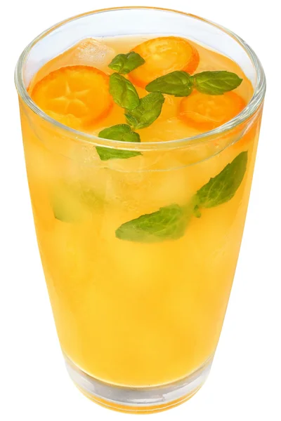 Cóctel cítrico con zumo de naranja y rebanada de kumquat —  Fotos de Stock