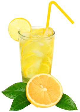 buz küpleri ve yaprak ile dilimlenmiş limon limonata.