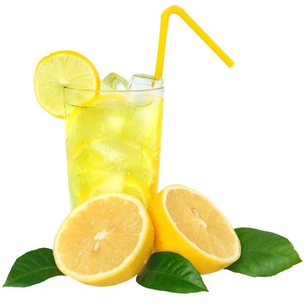 Limonade met ijsblokjes en gesneden citroen met blad — Stockfoto
