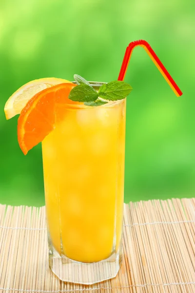 Cocktail met tangerine en citroensap — Stockfoto