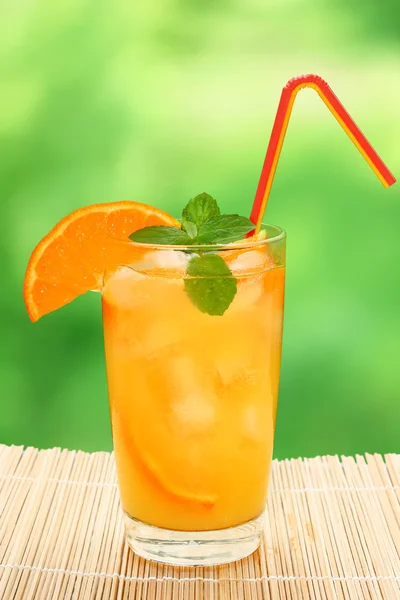 Коктейль с апельсиновым соком — стоковое фото