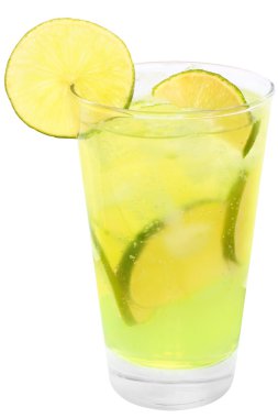 limonata limon ve buz küpleri ile.