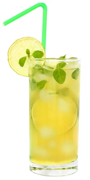 Cocktail de frutas com limão e cubos de gelo em um copo — Fotografia de Stock
