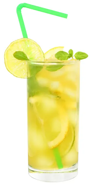 Limonata di frutta con lime e cubetti di ghiaccio in un bicchiere — Foto Stock