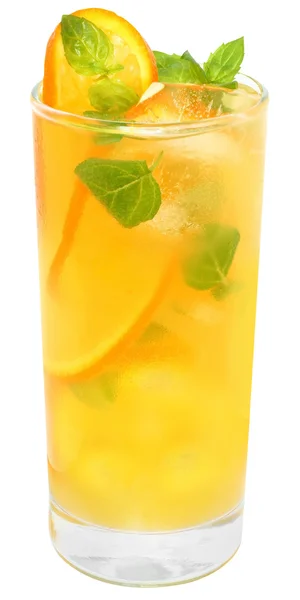 Koktejl s pomerančovým džusem s kostkami ledu a list máty — Stock fotografie