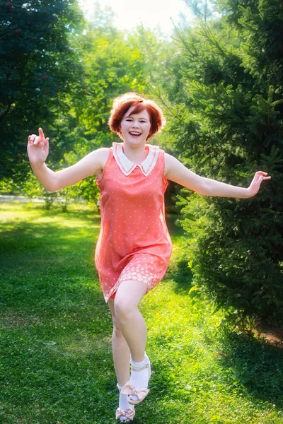 Rindo Menina Cabelos Vermelhos Dia Ensolarado Divertindo Parque Verão — Fotografia de Stock