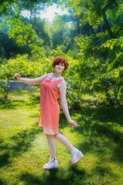 在夏日的公园里 一个阳光灿烂的日子里 一个红头发的女孩开怀大笑 — 图库照片