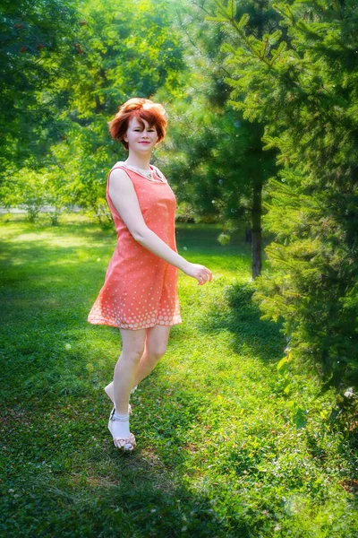 Rire Fille Aux Cheveux Rouges Par Une Journée Ensoleillée Amuser Images De Stock Libres De Droits