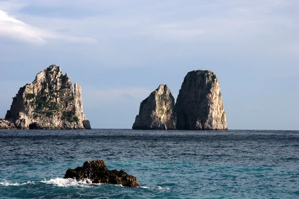 Skały faraglioni, wyspa capri — Zdjęcie stockowe